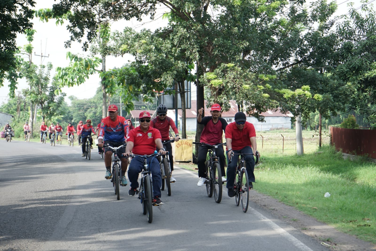 Sambut Jumat Dengan Semangat, Pemerintah Kecamatan Haurgeulis Gelar Rangkaian Kegiatan Olahraga Dan Sosial